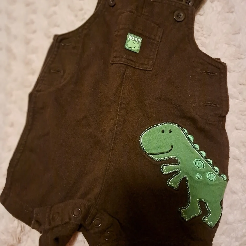 Baby's 5 piece clothing bundle size 0 to 3 months